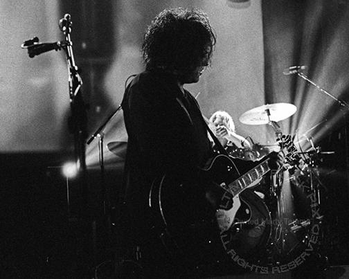 UltimateRockPix's tweet image. Robert Smith of The Cure playing a Gretsch Silver Falcon in concert.

Photos of Alt-Rock Guitar Legends at UltimateRockPix.com

#thecure #robertsmith #altrock #gothicrock #postpunk #gretschfalcon #ultimaterockpix