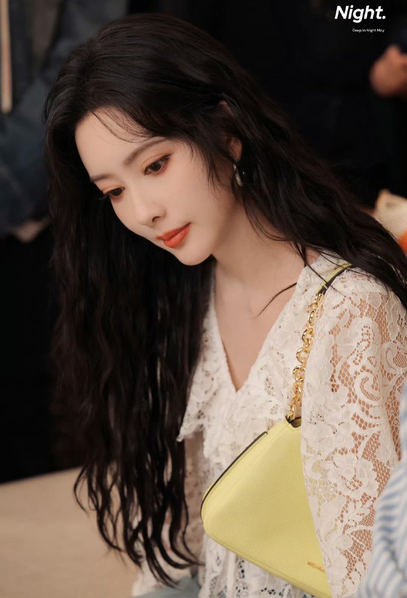 YeJiApSadiyi's tweet image. 28.04.26 | 🌺 #MengZiyi preciosa en el evento de la marca #MichaelKors 😍✨

#孟子义 #ZoeyMeng #MengZiyixMichaelKors