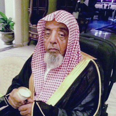 ALfalehaaa's tweet photo. روَى الشيخ عبدالعزيز بن مقيرن إمام جامع سارة - رحمه الله - قصة عجيبة، ومجملُها أنّهم كانوا في إحدى السنوات  أوائل الثمانينيات الهجرية الستينيات الميلادية بعد صلاة المغرب جُلوسًا في مسجد الشيخ عبدالملك بن إبراهيم آل الشيخ (قاضي حوطة بني تميم) ينتظرون الإعلان عن دخول شهر رمضان، وكان مِن ضمن الحضور الشيخ عبدالعزيز ابن باز، ولتَعَب الشيخ عبدالملك حينها طلَب من الشيخ ابن باز أنْ يُصَلّي بهم التراويح هذا الشهر، فاعتذر لسفره للمدينة لكونه مديرًا للجامعة الإسلامية آنذاك .. وأثناء انتظارهم دخَلَ عليهم الشيخ سليمان بن علي آل الشيخ (وهو من طلاب الشيخ محمد بن إبراهيم آل الشيخ وممن لازمه وقرأ عليه قبل سنة 1373هـ وقد اشتغل بالتجارة بين مكة والرياض)، وبعد أن سَلّم عليهم ذهبَ ليُصَلِّي تحيةَ المسجد فقال الشيخ عبدالملك: يُصَلِّي بنا سليمان. 
فقال الشيخ ابن باز: لا ما يصلح، هذا منشغل بتجارته شوفوا غيره!
فقال الشيخ عبدالملك: إما أنْ تُصَلّي بنا أنت أو هو.
فلما جاء الشيخ سليمان طلبَ منه الشيخ عبدالملك أنْ يُصَلِّي بهم، وحاوَلَ الشيخ سليمان أنْ يَعتذر، ثم لم يجد بُدًّا مِن إجابة طلبه، فلمّا أُعلِنَ عن دخول الشهر صَلّى بهم التراويح في الليلة الأولى بالبقرة، وآل عمران، والنساء !! في ليلة واحدة!!
قال ابن مقيرن: فقامَ ابن باز بعد الصلاة مُمْسِكًا عَصَاه، وهو يقول لأخيه مِن أُمّه محمد آل سيف: أَدْرِكْ الشيخ سليمان لايروح!
فجاء وسَلّم عليه واعتذر منه وقال له: ظَننتُكَ نَسِيتَ القرآن بسببِ انشغالِك بالتجارة! 
فقال الشيخ سليمان: القرآنُ ربيعَ قلبي كيف أنساه!
سُئل الشيخ ابن مقيرن: هل تعرف الشيخ سليمان بن علي آل الشيخ؟
فقال: كيف لا أعرفه؟! ذكّرتنا بالصالحين، ودمعتْ عينُه.
في تلك السنة التي صَلّى فيها الشيخ سليمان بن علي التراويح، جاء الناس وامتلأ المسجد بهم، وصار فيه زحام شديد.
وذُكِرَ عن الشيخ سليمان بن علي دوامه على قيام الليل، ويُسمَع له بكاءٌ ودعاء.
توفي عام 1405هـ - رحم الله الجميع -.
= سَمِع هذه القصة من الشيخ ابن مقيرن الدكتورُ هاني الحارثي - وفقه الله -، وكتبها في مقالة بعنوان:(من أخبار الصالحين: الشيخ سليمان بن علي آل الشيخ رحمه الله).
