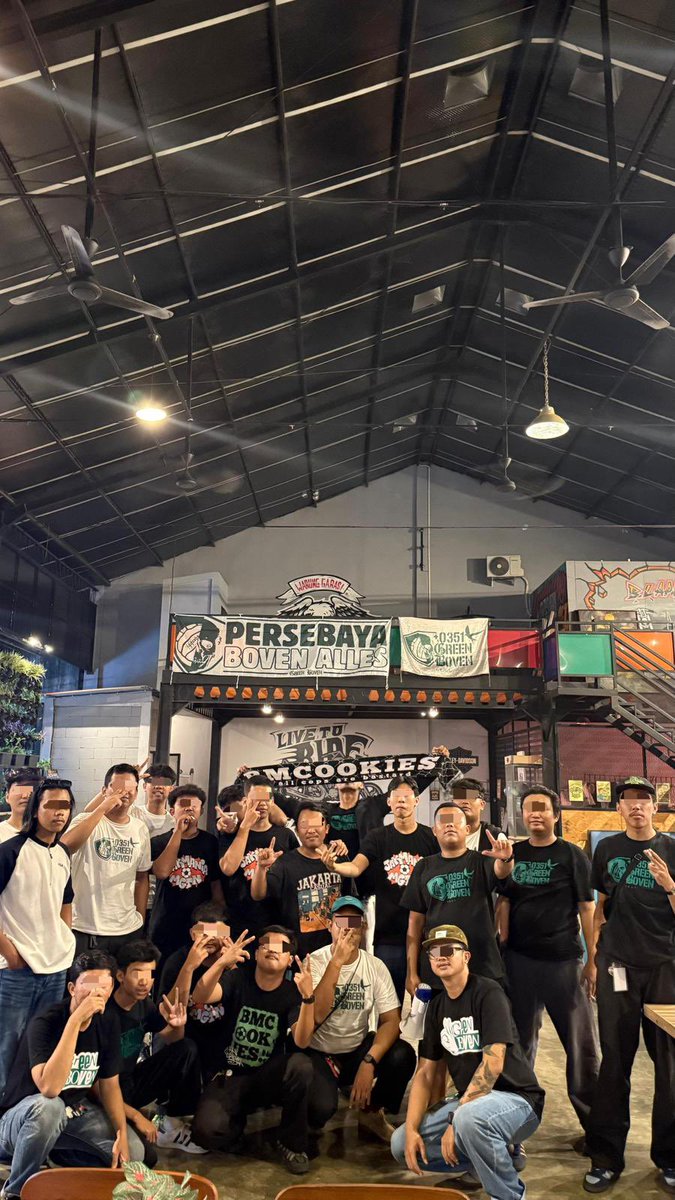 PERSEBAYA BOVEN ALLES! tweet media