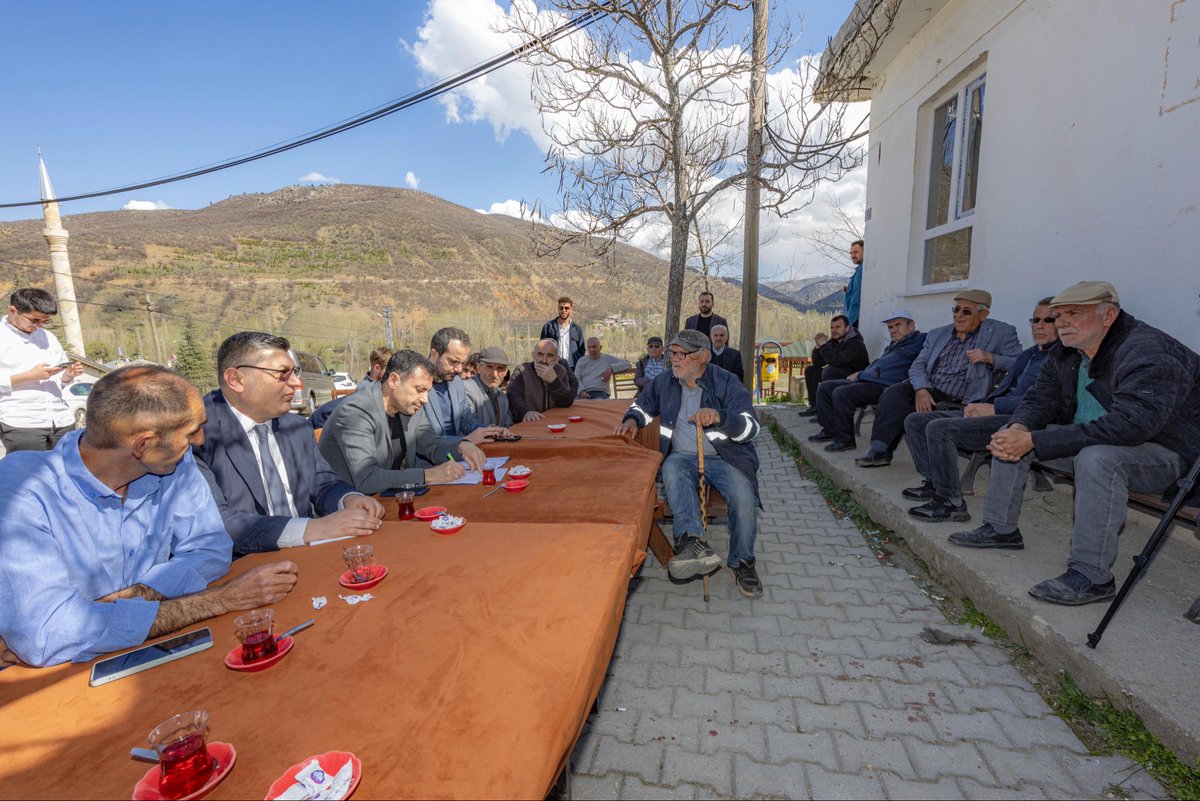 fatihozgokcen's tweet photo. Suyu sert, insanı mert Bozkır’ımızın gönül sofralarındayız...

Bozkır bizim için sadece bir ilçe değil; Selçuklu’nun ruhu, samimiyetin merkezidir. Bugün Konya merkeze 150 km uzaklıkta, 50 kişilik yönetim kurulu üyelerimiz ve kadın kollarımız ile 49 dış mahallemizde (köylerimizde, beldelerimizde) ziyaretlerimizi gerçekleştirdik. Ben de Harmanpınar, Dereköy, Sorkun, Karacahisar ve Çağlayan mahallelerimizdeydim.

Kahvehanelerde omuz omuza oturduğumuz abilerimizle, hanelerinde bizleri evladı gibi bağrına basan teyzelerimizle hasbihal ettik. Şunu çok net gördük; Bozkır’ın bizden beklentisi, bizim de Bozkır’a olan sevdamız büyük...

Ziyaretlerimizde sadece el sıkışmadık; her bir talebi tek tek not ettik, her bir sorunu ajandamıza kaydettik. Cumhurbaşkanımız Sayın @RTErdogan ’ın selamlarını ilettik, dualarını aldık. Misafirperverlikleri için tüm hemşehrilerime şükranlarımı sunuyorum.

Yolumuz bir, davamız bir, gönlümüz bir!