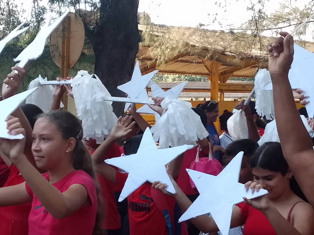 Nuestros pioneros hoy desfilan en saludo al #1Mayo desde #SanctiSpíritusEnMarcha <a href="/DeivyPrezMartn1/">Deivy Pérez Martín</a> @AlexisLorente