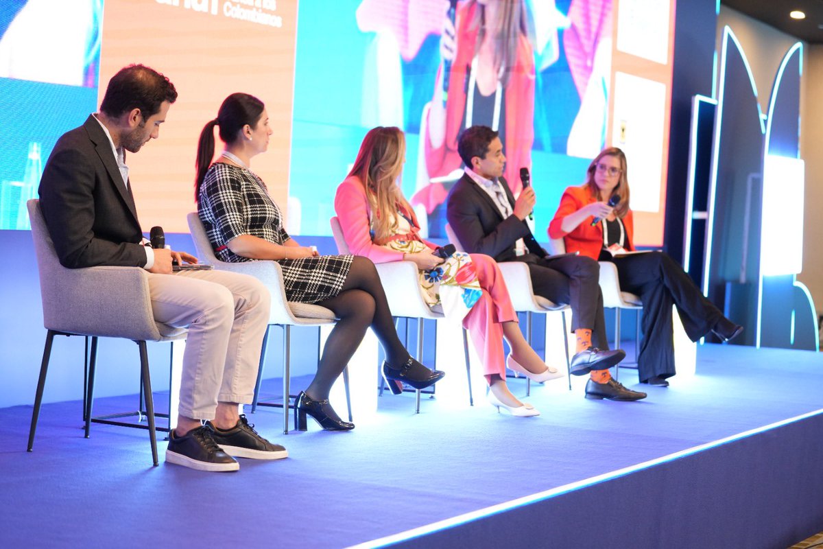 Asobancaria's tweet photo. 🏡 Agradecemos a la senadora @AnaPaolaAgudelo que junto a Carolina Martínez, Bernardo Asuaje y Marcello Galeano,  participaron en el panel “Nuevos modelos de negocio e inversión inmobiliaria” del 17° Foro de Vivienda de @Asobancaria. https://t.co/o5G5IgFUqE