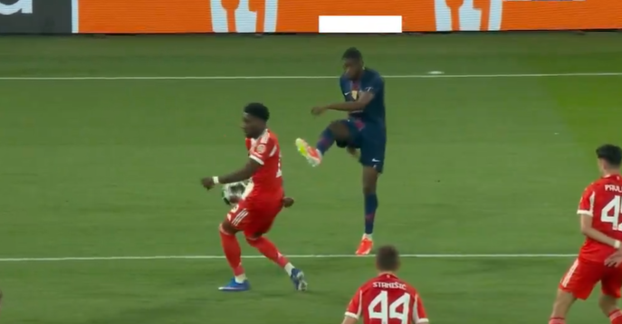 VAR4YOU's tweet photo. 🇪🇺 PSG - Bayern | Champions League

📢 Alphonso Davies has his arm out, but the ball takes a deflection off his torso before hitting it. Dembélé’s cross wasn’t heading straight for the arm. Deflection is the key word. We don’t agree with the decision to award a penalty. #VAR4YOU https://t.co/h1zhwjI5dJ