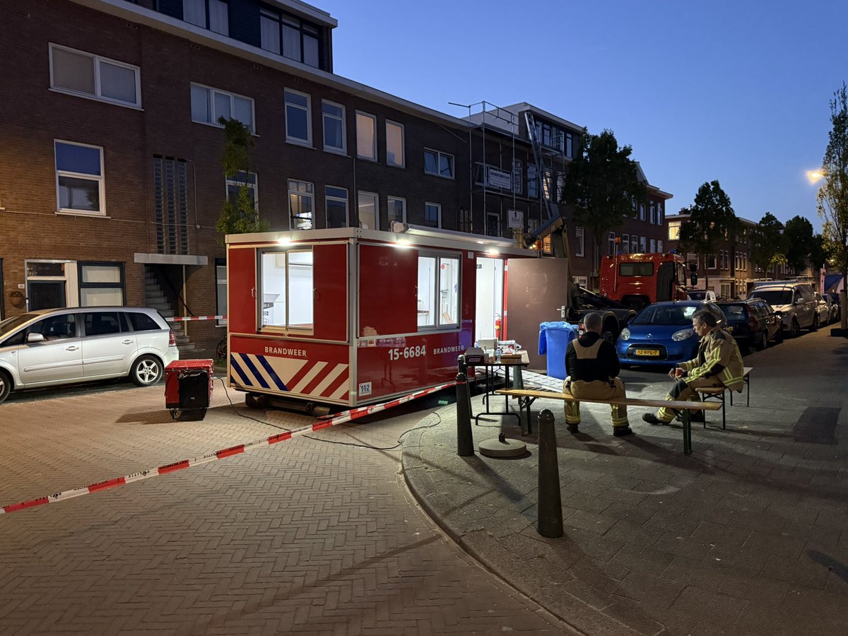 WurfTwain's tweet image. Grote duinbrand in het Haagse Westduinpark. Alleen met een politieperskaart kom je het gebied in. Maar er zou al worden afgeschaald. Nog veel brandweer aanwezig. #denhaag #westduinpark #brand #droogte