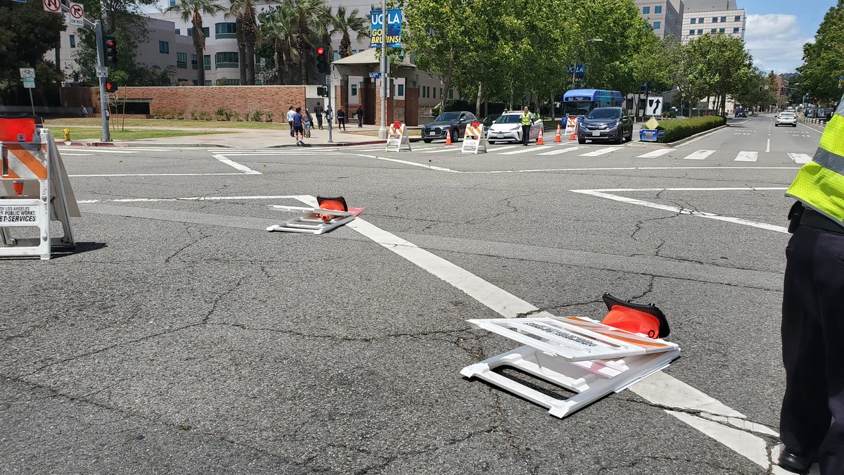 militantangleno's tweet photo. One image that summed up #CicLAvia #WestLA on Sunday: 🌬
#Westwood #LAWind https://t.co/4cxkCDp0yw