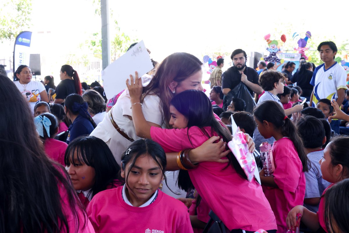 CeciliaPatronL's tweet photo. 🦖✨ Visitamos la Escuela Primaria “15 de Mayo” para llevar la Dinoferia “Celebración de la Niñez”, un espacio para aprender, jugar y disfrutar.

En Mérida ponemos al centro a nuestras niñas y niños, impulsando programas, espacios educativos y acciones que fortalecen su desarrollo integral.

Seguimos construyendo entornos seguros, incluyentes y llenos de oportunidades para la niñez. 
#MéridaContigoEsMejor