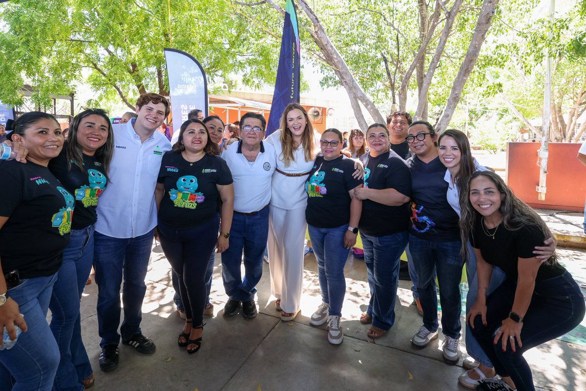 CeciliaPatronL's tweet photo. 🦖✨ Visitamos la Escuela Primaria “15 de Mayo” para llevar la Dinoferia “Celebración de la Niñez”, un espacio para aprender, jugar y disfrutar.

En Mérida ponemos al centro a nuestras niñas y niños, impulsando programas, espacios educativos y acciones que fortalecen su desarrollo integral.

Seguimos construyendo entornos seguros, incluyentes y llenos de oportunidades para la niñez. 
#MéridaContigoEsMejor
