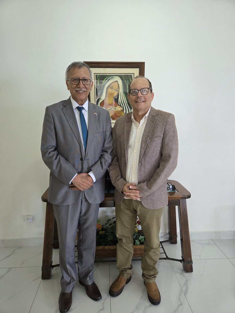 Orestes_PP's tweet image. Sostuve interesante y ameno dialogo con el Sr. Fabio Alejandro Mariño Vargas, amigo y embajador de #Colombia 🇨🇴 en #Panamá 🇵🇦, con quien intercambié acerca de la realidad de nuestros países y los desafíos que tenemos por delante los pueblos #colombiano y #cubano 🇨🇺.