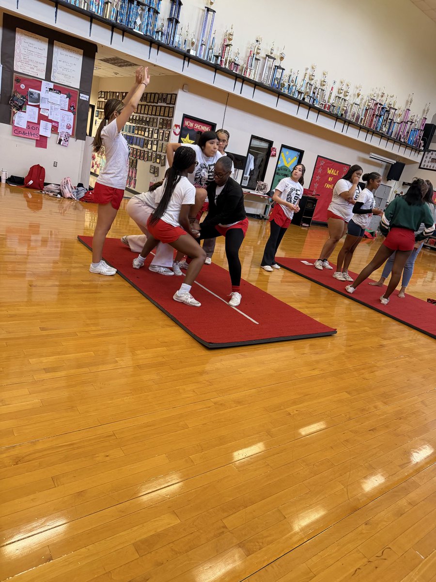 AliefTHSCheer's tweet photo. In the lab💪🏾 #cheer #aliefcheer #alieftaylor #taylormade https://t.co/IGJHQzoxt9