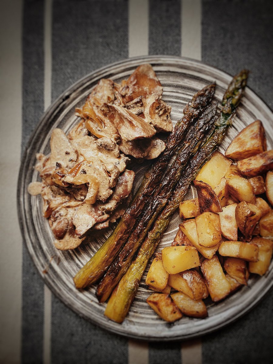 BoppingElf77's tweet image. WEEKEND FOOD 
Chicken Livers &amp;amp; Cremini Mushrooms In Green Pepper Sauce, Served With Sautéed Green Asparagus &amp;amp; Pan-Fried Potatoes.
Pic by Rosa Mayland.
#Food #Organic #Weekend #Liver #Asparagus #Potatoes #Mushrooms #GreenPepper #Delicious #Cooking