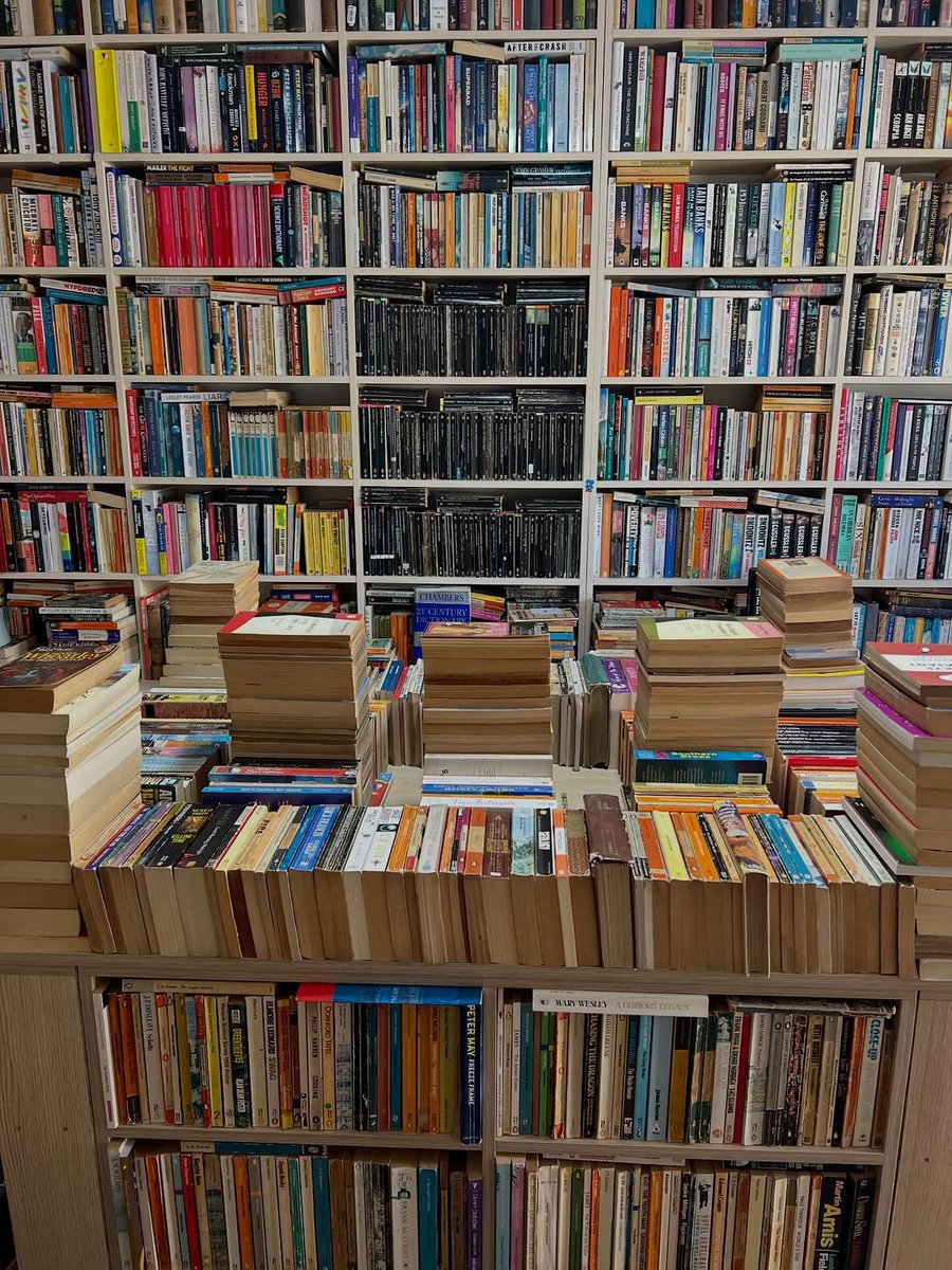 Kitaplar, yeryüzüne serpilmiş cennet bahçeleridir; her sayfasında huzur, her satırında umut saklıdır.