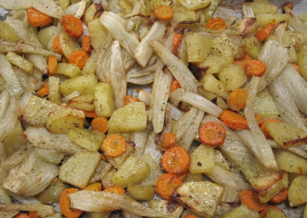 Claudestar2012's tweet image. #dinnertime: finocchi, patate e carote al forno.
#wine: Vermentino Ligure.
Cheers. 🥂
