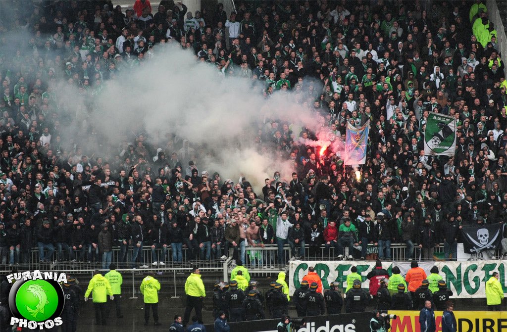 FerveurVerte_'s tweet photo. 🔙 #OLASSE : c’était il y a 13 ans, le dernier déplacement des stéphanois en banlieue !
Le 28 avril 2013, le parcage de Gerland était garni pour une dernière fois côté Vert.
Le match se soldera par un score nul : 1-1. https://t.co/Icnun3jdCP