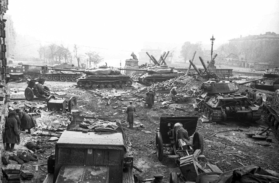 WWIIpix's tweet image. This day in 1945, forces of the Soviet 3rd Shock Army captured the Moltke Bridge across the Spree River in Berlin.

Its capture opens the last approach to the Reichstag and Berlin’s political center. #WW2