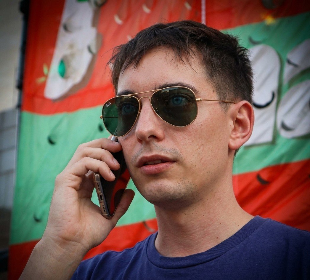 - "Negá toda colaboración con la extrema derecha. También pegales con sus resultados en la UBA."

+ "Sí señor Caputo. Heil Palantir."

- "Te espero en el asado. Heil Palantir."