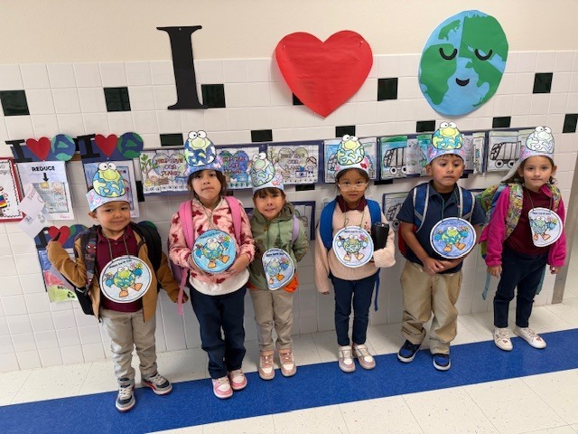 moye_elementary's tweet image. Mrs. Martinez’s PK class celebrated Earth Day! 🌎 Our little world-changers learned about recycling, keeping our planet clean, and helping nature through hands-on fun. They discovered that even small hands can make a big difference for our environment! ♻️🌱 #EarthDay #MoyePK