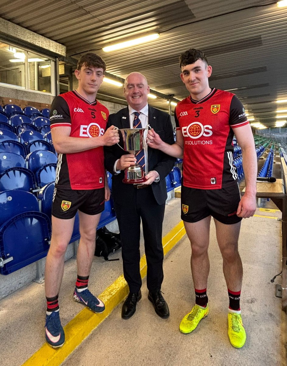 🏐<a href="/officialdowngaa/">Official Down GAA</a> joint-captains Luke Quinn and Lorcan Lynch receive the Ulster U20 Tier 2 Football Leo Murphy Cup from Ulster GAA Communications Officer Garrett Coyle at Brewster Park this evening 🏆🟥⬛️

#Ulster2026