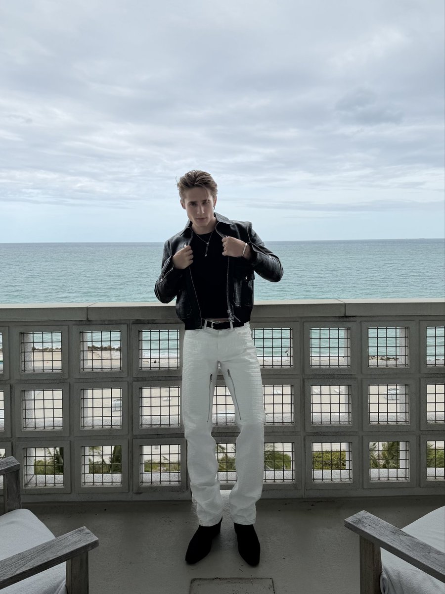 olivermuhl's tweet photo. mini photoshoot >>> https://t.co/LKhQzC7CVu