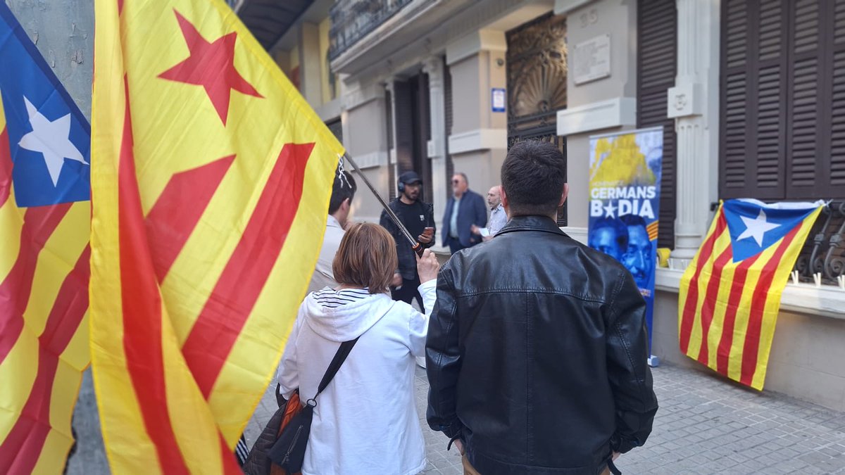 FD_EC's tweet photo. Avui, Palestra i Estat Català hem fet l'homenatge als germans Badia, davant el número 38 del c/Muntaner, al lloc on els van assassinar. #memoriaindependentista @francescabad @estat_catala https://t.co/KIIFRoI98O