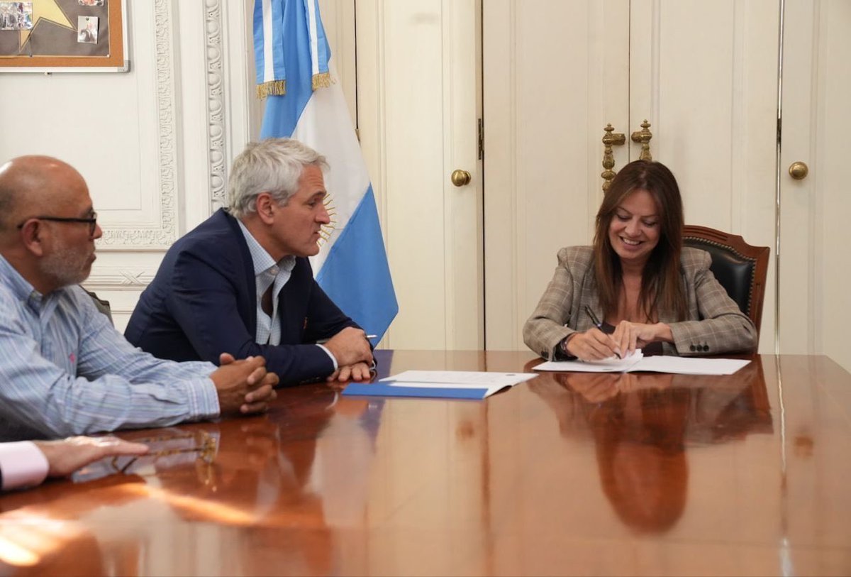 La ministra Sandra Pettovello firmó hoy un convenio con Tomás García Laredo y Guillermo Bello Castilla, representantes de Iké Asistencia Argentina S.A. La empresa ofrecerá una capacitación en Plomería para técnicos enfocados en reparaciones y atención de emergencias