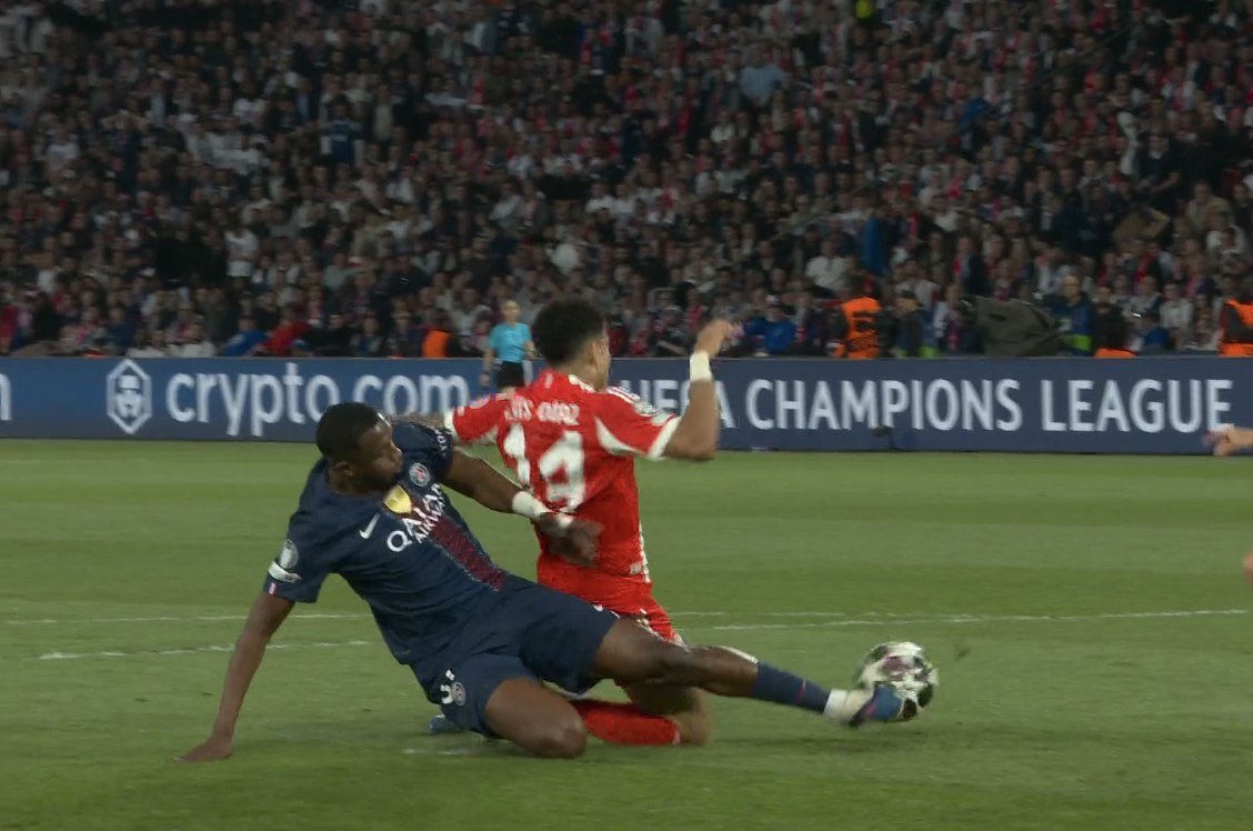 refereechecking's tweet photo. #PSGvBAY
Bayer lehine verilen penaltı kararı tamamen hatalı. Pozisyonu defalarca izledim, ortada bir müdahale bile yok. https://t.co/3PjRChJWkH