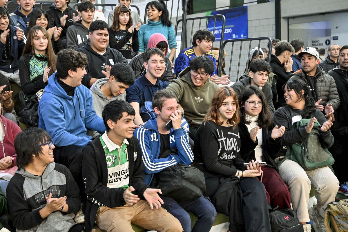Nardini_Leo's tweet photo. Estamos orgullosos de que los primeros Juegos Argentinos Urbanos - JAUR - se puedan celebrar en Malvinas Argentinas.

Junto al diputado Luis Vivona y al Comité Olímpico Argentino presentamos en el polideportivo Braian Toledo el lanzamiento de esta competencia, que incluirá 9 disciplinas del deporte urbano, que ya practican miles de chicas y chicos en todo el país.

Nada de esto sería posible sin el impulso de la Ley de Deporte Urbano en la Provincia de Buenos Aires, que llevó adelante Luis en su paso por el Senado y sin una decisión política sostenida a lo largo del tiempo como la que tenemos en Malvinas, con la idea de promover los valores del deporte y de fomentar una vida saludable para toda la comunidad.

Todo esto también es posible gracias a una política de estado que continua invirtiendo en la creación de polideportivos, en mejorar la infraestructura deportiva, en organizar eventos multitudinarios y hacerlo siempre con el entusiasmo que nos caracteriza de ir siempre por más.

Estamos felices de recibir delegaciones de todo el país y brindar lo mejor de nosotros para que estos primeros juegos sean inolvidables. Muchas gracias por trabajar juntos y hacer que este sueño sea posible. 

#JuegosArgentinosUrbanos
#Malvinas2026