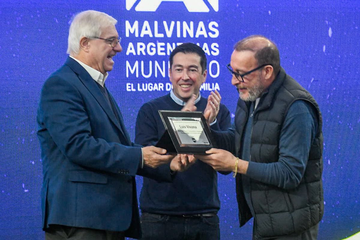 Nardini_Leo's tweet photo. Estamos orgullosos de que los primeros Juegos Argentinos Urbanos - JAUR - se puedan celebrar en Malvinas Argentinas.

Junto al diputado Luis Vivona y al Comité Olímpico Argentino presentamos en el polideportivo Braian Toledo el lanzamiento de esta competencia, que incluirá 9 disciplinas del deporte urbano, que ya practican miles de chicas y chicos en todo el país.

Nada de esto sería posible sin el impulso de la Ley de Deporte Urbano en la Provincia de Buenos Aires, que llevó adelante Luis en su paso por el Senado y sin una decisión política sostenida a lo largo del tiempo como la que tenemos en Malvinas, con la idea de promover los valores del deporte y de fomentar una vida saludable para toda la comunidad.

Todo esto también es posible gracias a una política de estado que continua invirtiendo en la creación de polideportivos, en mejorar la infraestructura deportiva, en organizar eventos multitudinarios y hacerlo siempre con el entusiasmo que nos caracteriza de ir siempre por más.

Estamos felices de recibir delegaciones de todo el país y brindar lo mejor de nosotros para que estos primeros juegos sean inolvidables. Muchas gracias por trabajar juntos y hacer que este sueño sea posible. 

#JuegosArgentinosUrbanos
#Malvinas2026