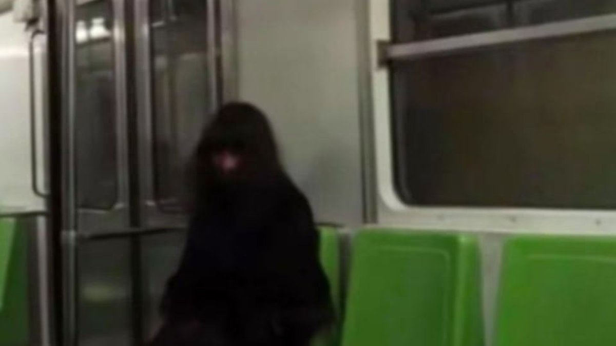¿Alguien quiere pensar en las criaturas de las creepypastas del metro de la CDMX? La mujer que sonríe debe de estar estresadísima con todos estos "cambios" u.U