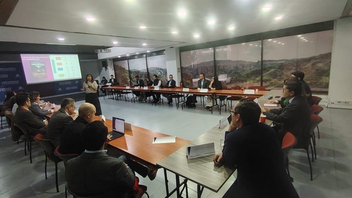 Hoy participamos en un diálogo  con el Consejo Privado de Competitividad para pensar el futuro de Colombia. 

En este espacio, propusimos que antes de considerar una reforma tributaria, el Gobierno debe presentar un plan de austeridad serio y claro. 

Señalamos en la necesidad de