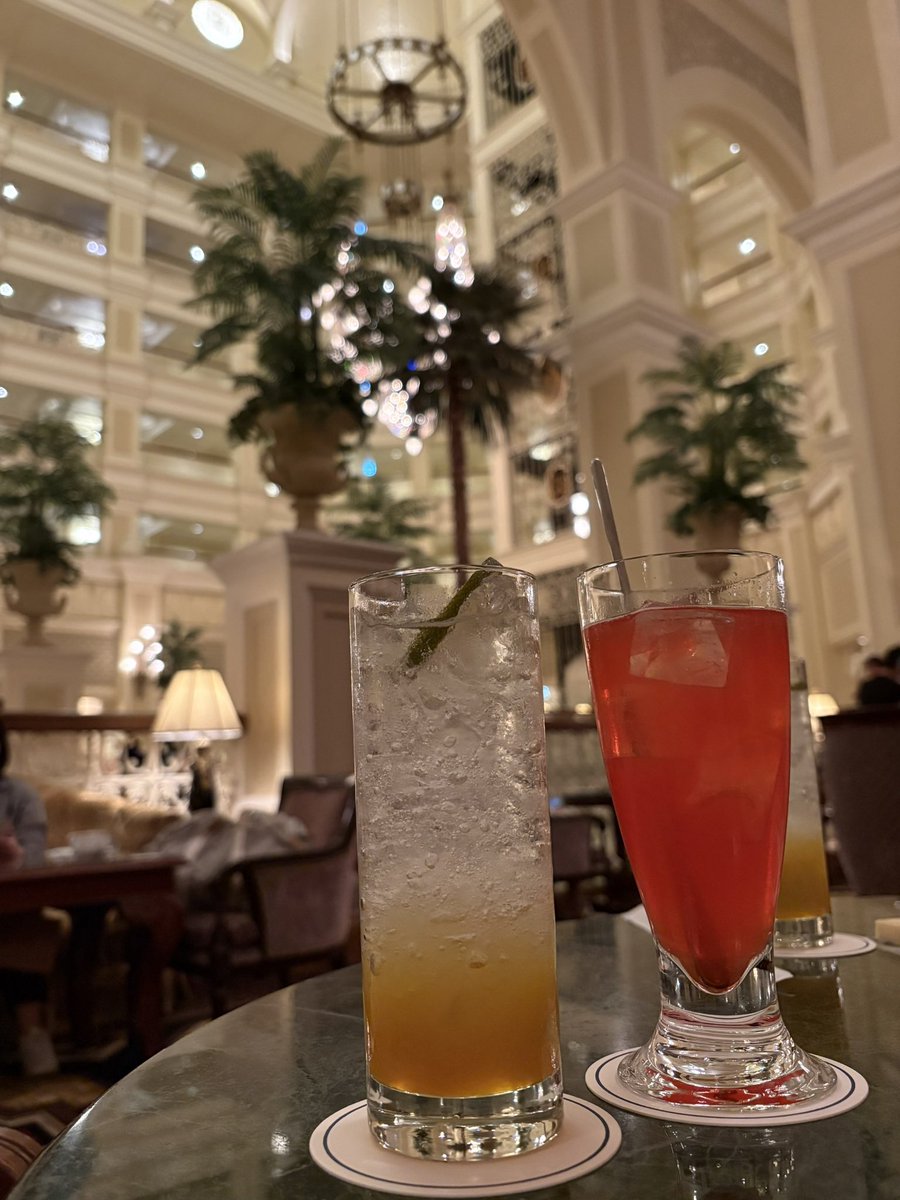 yunyrn's tweet photo. お部屋でお祝いしてパークで遊んで、
マーセリンサロンへ🥃
満席でドリーマーズラウンジで飲ませていただいた🧡

その後は夜のホテルを写真に撮りまくって1日目終了💤

今日はパークでもホテルでも、優しい方々に巡り会いすぎて感謝の日..😖💞 https://t.co/doYmAkGarO