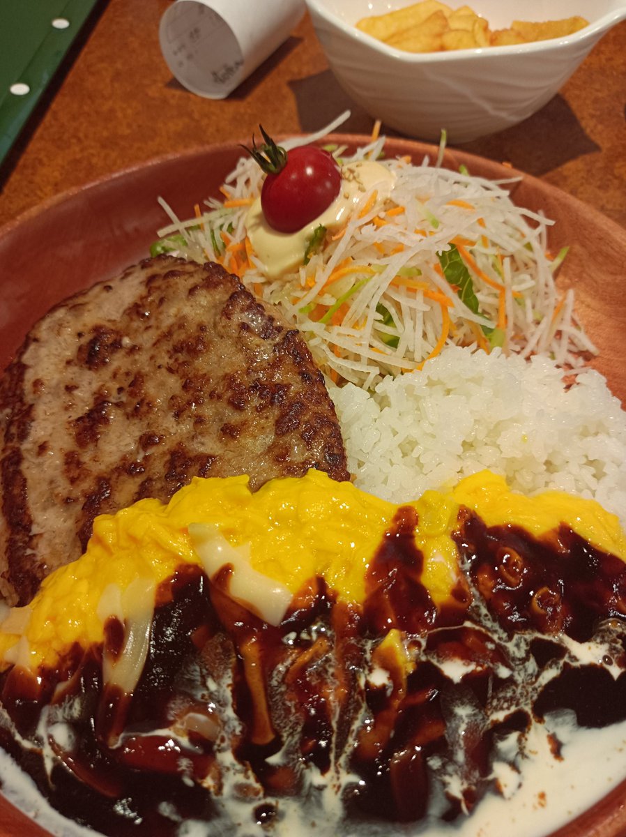 erinun5's tweet photo. 昨日から三連休突入！久しぶりのびくドン✨ やっぱりついついデカイの頼んで (:3_ヽ)_ｷﾞｴｰってなる。
トモダチコレクション買いました✌️野原ひろしの無精髭描いたんだけどヤバない？ꉂ🤣𐤔 https://t.co/bD5GxW9PcB