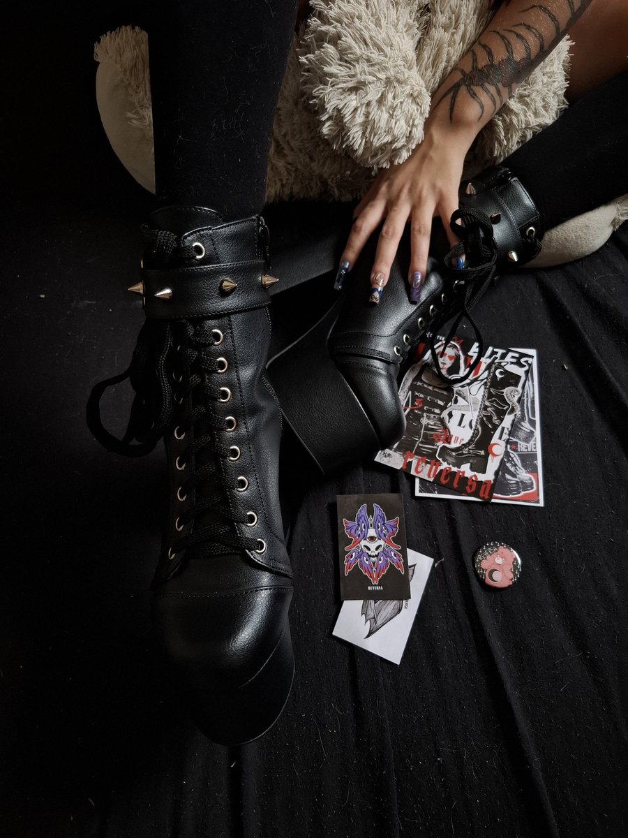 sallyoficial_'s tweet photo. Presentinho de aniversário 🎂 
Para comemorar em grande estilo rs 💜👣 
#viral #podolatria #reversa #botas https://t.co/DvikAwzGJX