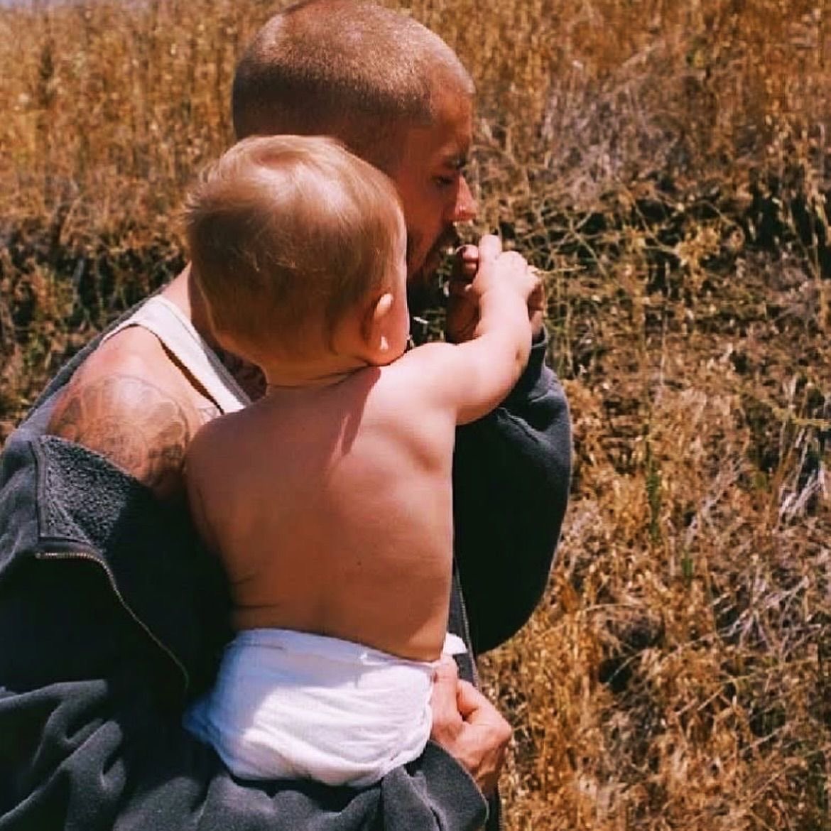 hay días que estoy así normal y de la nada me acuerdo que justin bieber tiene un hijo y no lo puedo creer, te amo jack blues bieber
