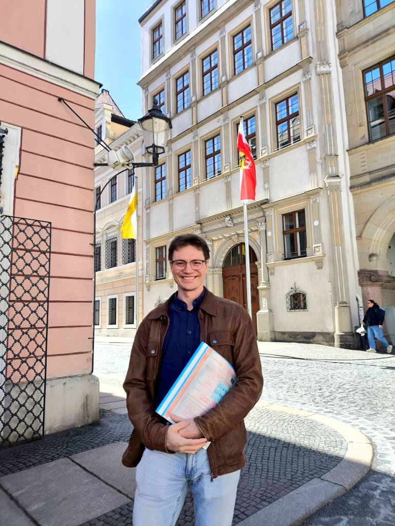 tw_witek's tweet photo. Dzisiaj był ważny dla nas dzień. Przeszło 3 lata po szczecińskim ślubie złożyliśmy dokumenty w celu zawarcia związku małżeńskiego, tym razem w Niemczech. Właściwie to po prostu u nas, na Łużycach, tylko po tej drugiej stronie Nysy. 

#loveislove #równeprawa #transkrypcja https://t.co/XOFCtAH9hn
