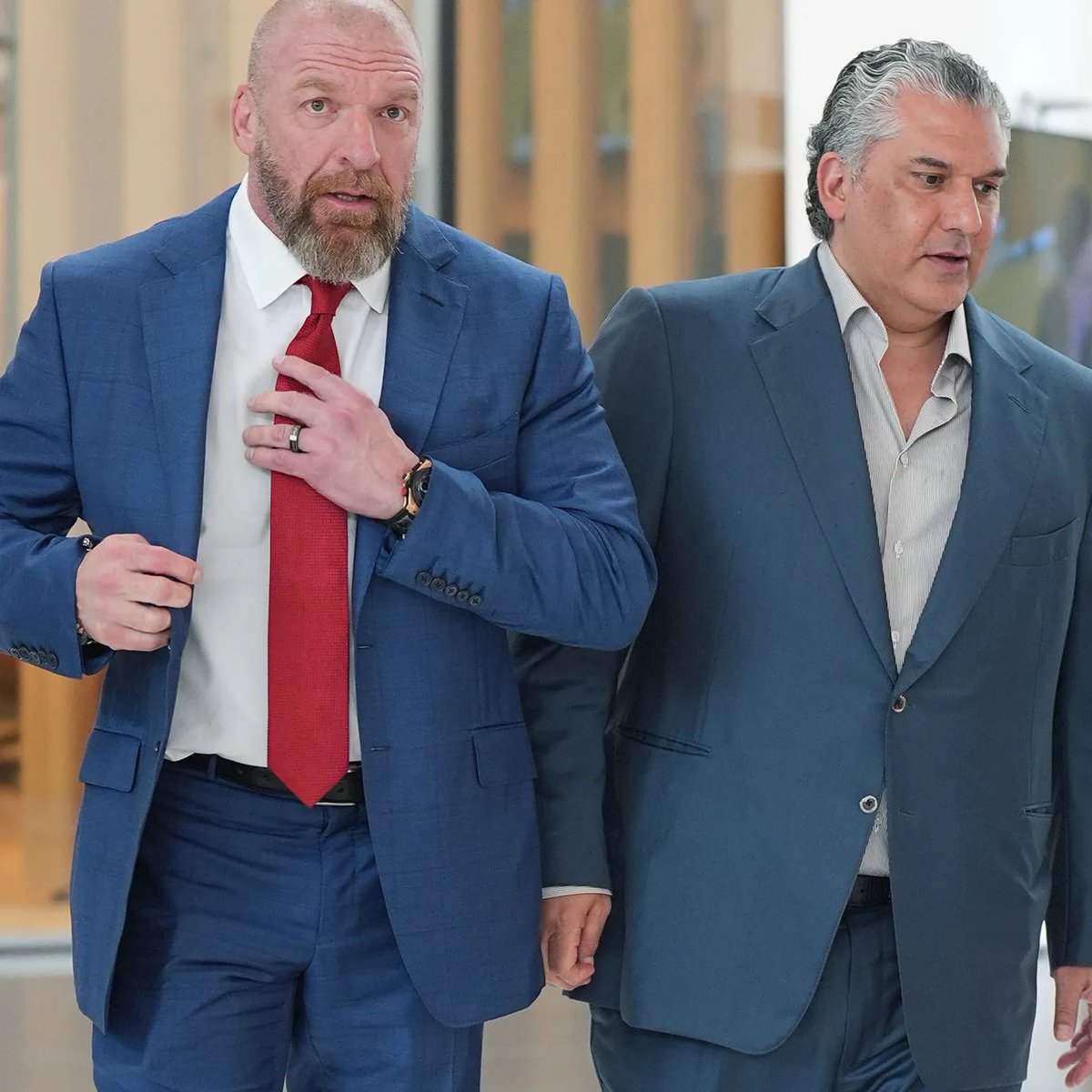 🚨 Mark Shapiro, directeur des opérations de TKO, a confirmé la semaine dernière, lors d'une réunion avec les employés, que Nick Khan et Triple H utilisent l'IA pour les scénarios de la WWE.

(POSTwrestling)