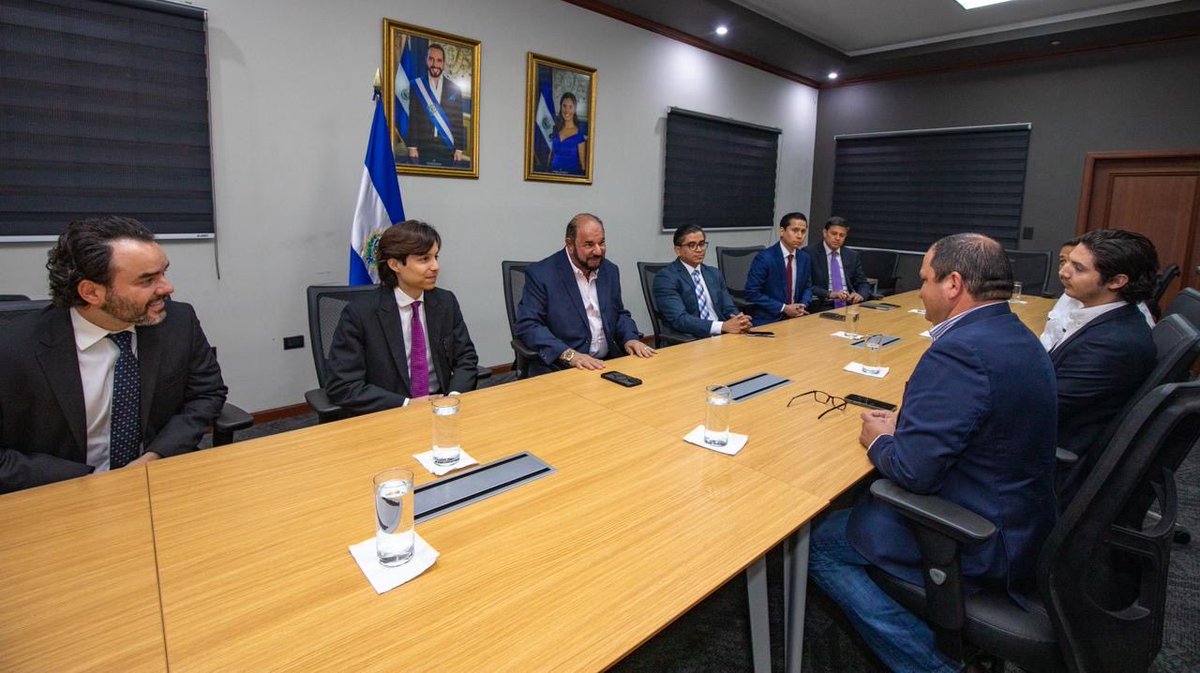 SComercioSV's tweet photo. @MiguelKattan1 Hoy acompañamos la acreditación de Grupo Campestre @Pollo_Campestre , una inversión de más de 80 millones que reafirma la confianza en El Salvador y en el rumbo económico que lidera el Presidente @nayibbukele 
@investinSV https://t.co/klDlt2FnOj