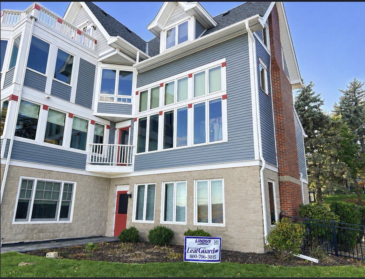 LindusCon's tweet image. 🏡 On a tall home like this, clog-free gutters make a big difference.

@LeafGuardGutter is custom-built on-site for a precise fit and designed to keep leaves, pine needles, and debris out. That means less time worrying about ladders and gutter cleaning. 💦

#homeimprovement