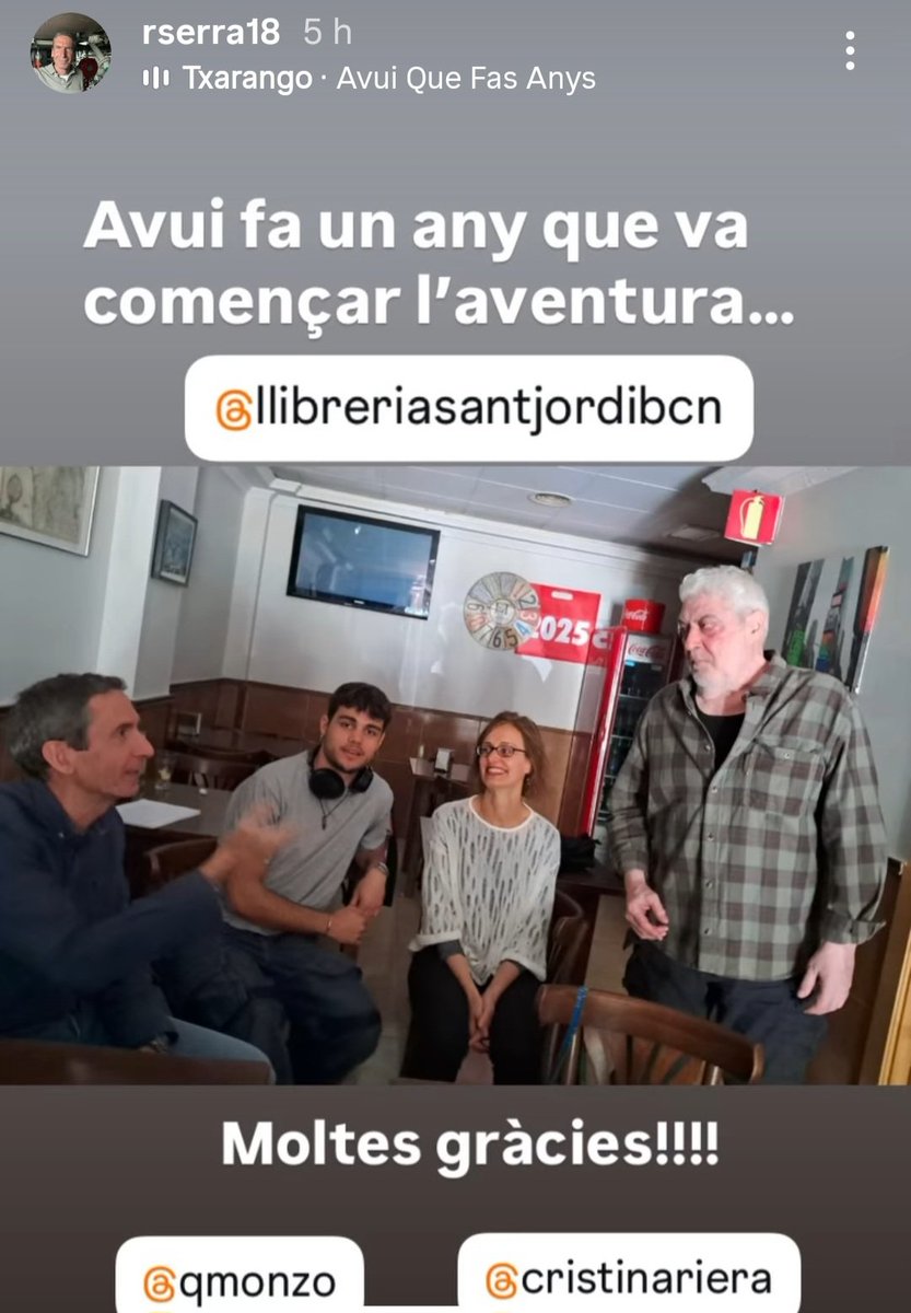 CristinaRiera's tweet photo. Fa un any, just en el moment de l'apagada gral i l'aparició inesperada de @QuimMonzo a un bar de barri, signàvem el relleu de la @santjordillibre. Un moment surrealista i digne del Josep i la llibreria. Gràcies, Rafa Serra! Llarga vida a la Sant Jordi! ❤️ https://t.co/2JInCkL1u3