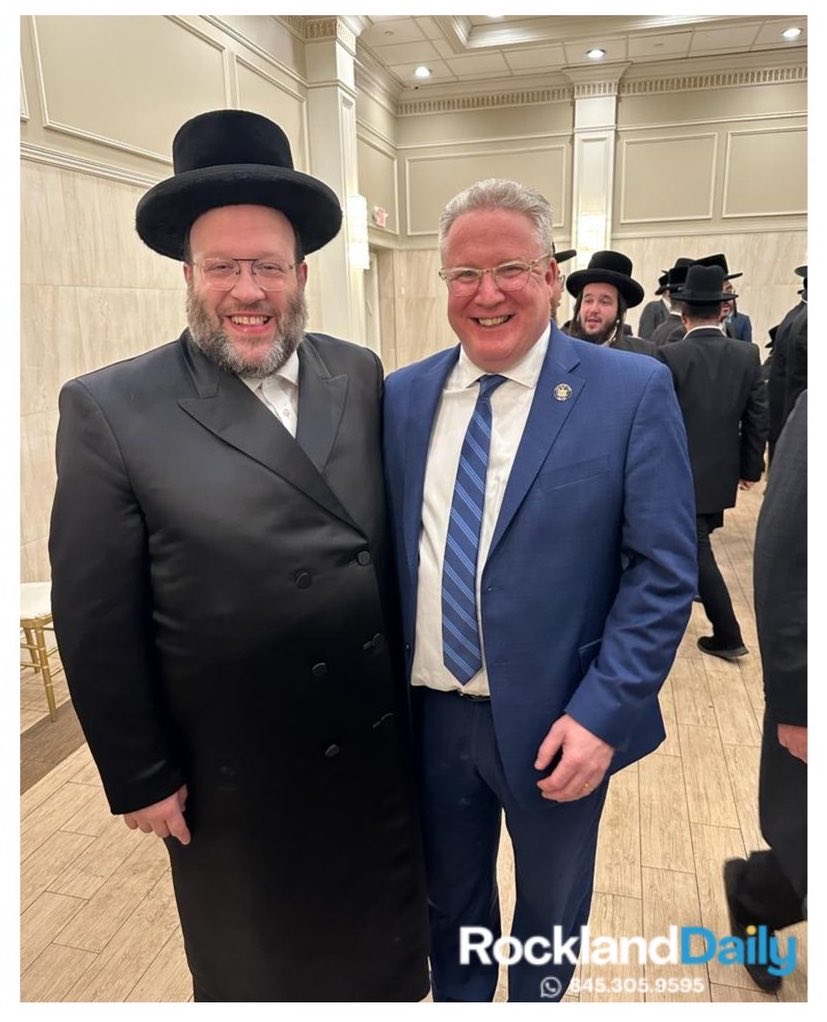 sheker_chill's tweet image. Maybe @NYSenatorWeber can help out with tax hikes in the Village of Chestnut Ridge. @ChestnutRidgeNY is led by #Republican @ChaimRose and company.

Photo credit: @Rockland_Daily