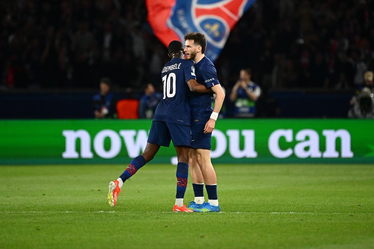 _BeFootball's tweet image. 🚨🚨 Kvaratskhelia 🇬🇪 et Dembélé 🇫🇷 sont partis pour devenir les 𝗠𝗘𝗜𝗟𝗟𝗘𝗨𝗥𝗦 𝗕𝗨𝗧𝗘𝗨𝗥𝗦 𝗗𝗘 𝗟’𝗛𝗜𝗦𝗧𝗢𝗜𝗥𝗘 𝗗𝗨 𝗣𝗦𝗚 en match à élimination directe de LDC !!!! 😱😱

🥇 14 - Kylian Mbappé
🥈 11- Ousmane Démbélé
🥉 10 - Khvicha Kvaratskhelia

C’EST LUNAIRE.