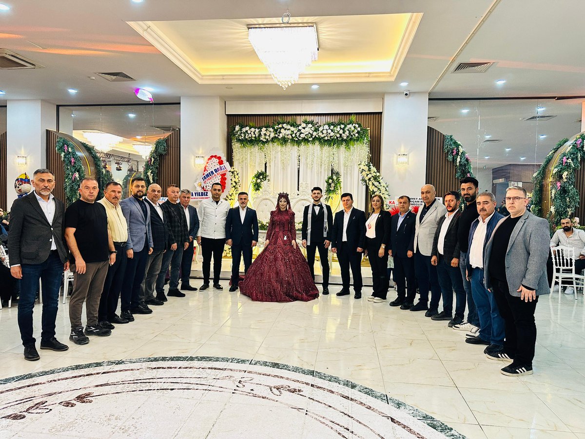 Kaya ve Altuntaş ailelerimin kıymetli evlatları Semanur ve Ceyhun’un mutlu günlerine şahitlik ettik. Cenab-ı Allah hanelerine huzur ve bereket ihsan etsin.