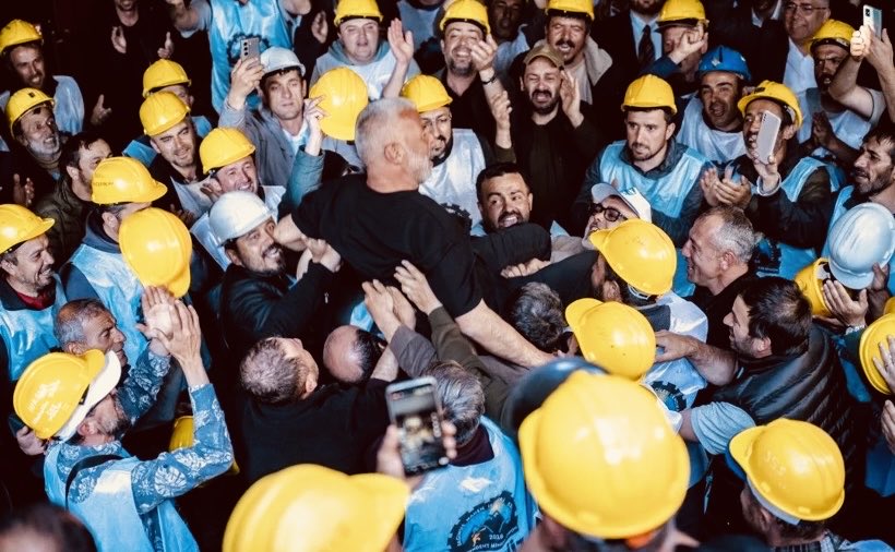 Büyük bir mutluluk hakim şimdi içimizde. Hiçbir şeyin önüne geçemeyeceği; işçilerin mücadelesi ve hepimizin dayanışmasıyla kazanılmış bir başarı bu. 

Önce gelen de, ilk kez gelip kendini buraya ait hisseden de, gece gündüz demeden nöbete eşlik eden, yoldan geçerken bir el