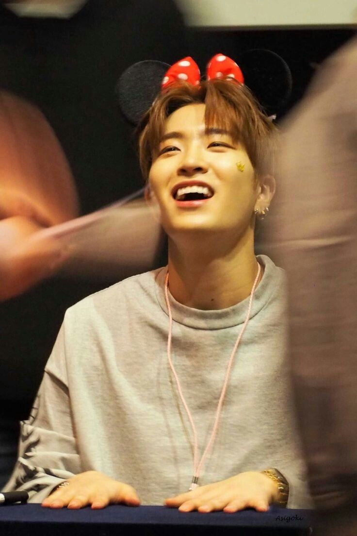 hourly youngjae tweet media