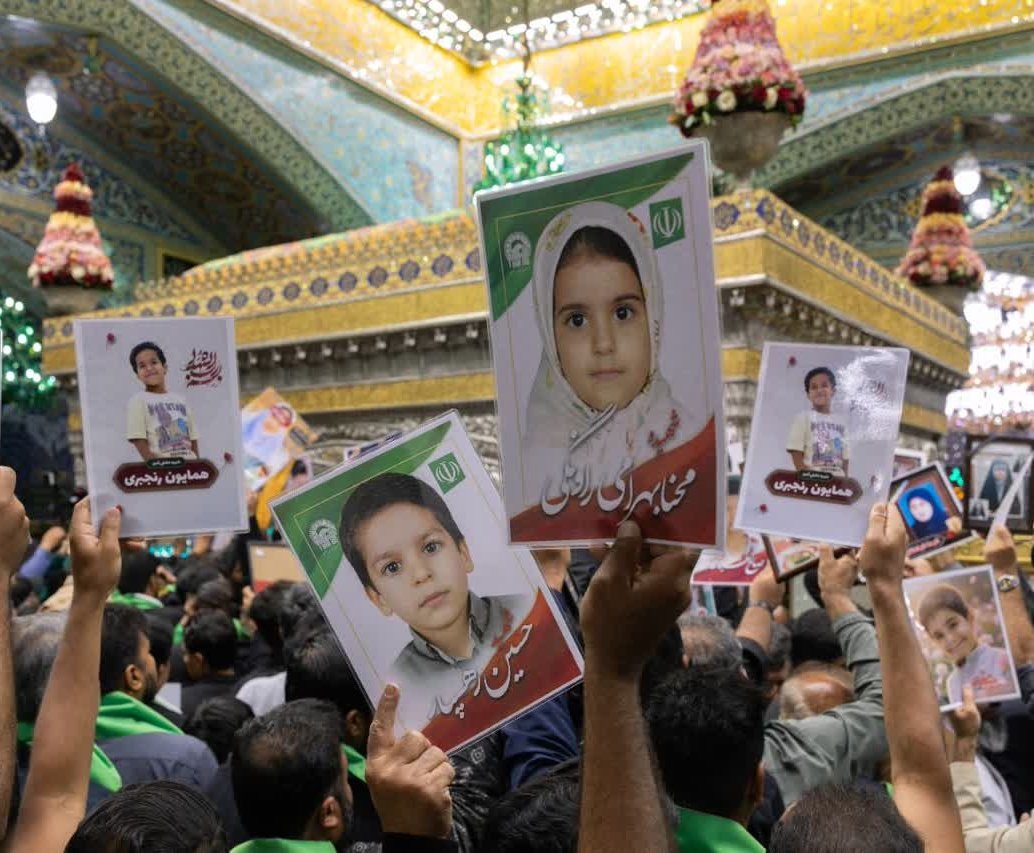 اینجا #ایران_امام_رضا ست؛ حتی شهدا هم هوای زیارتش را دارند :)
#ایران_درآغوش_رضا