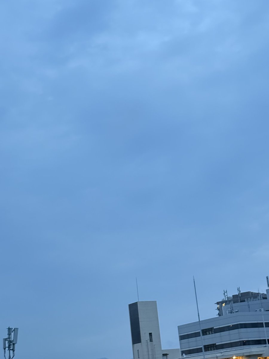 おはようございます
いつもと違って中央区

乾いた空気

雲が広がっている福岡の朝です

#イマソラ #カコソラ #福岡市
#春　#igで繋がる　
#朝焼け #おはよう