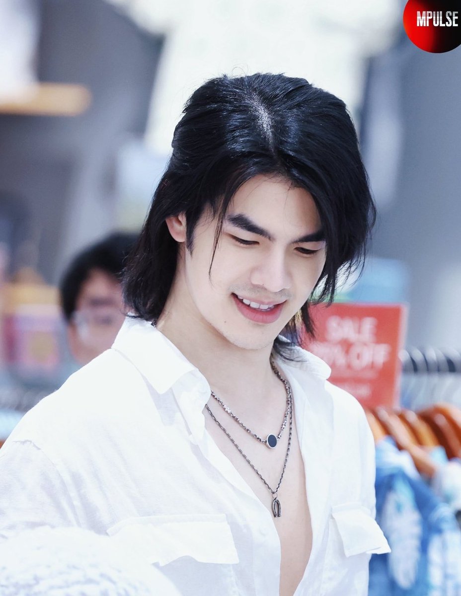 mile's long hair in a half up style appreciation post 🤍
