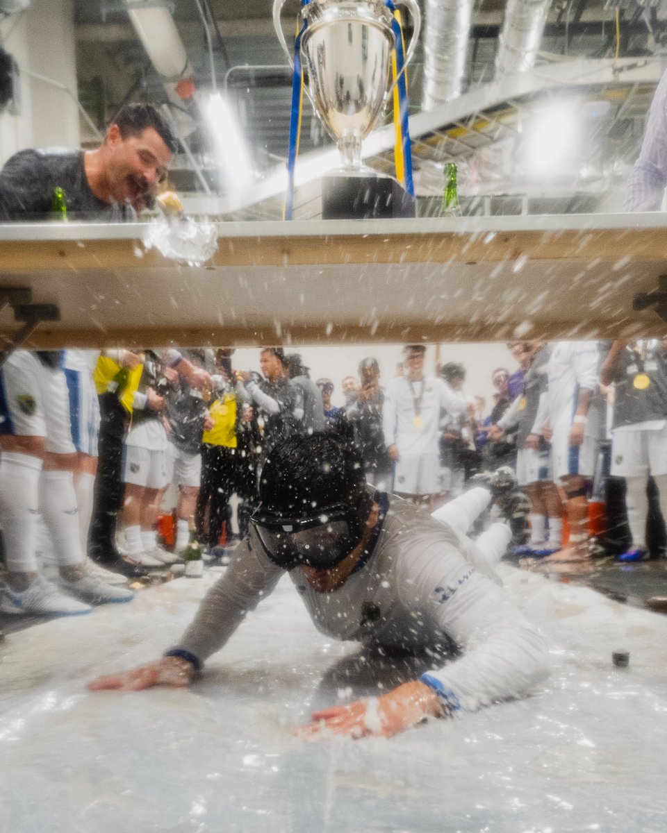 SanDiegoSockers's tweet photo. Confetti, trophies, champagne, and Sockers energy 🎉 🥳 https://t.co/ERF41FRfWj