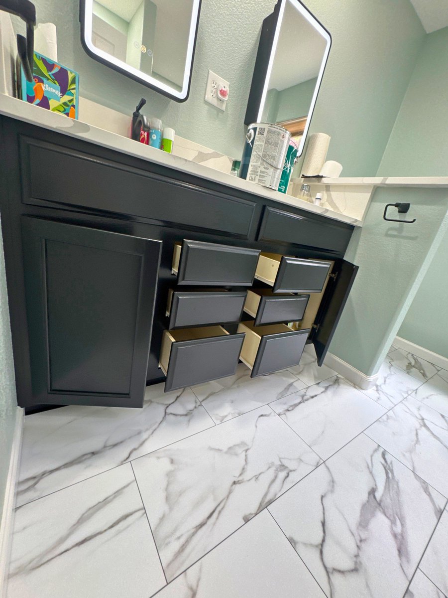 paintingnoco's tweet image. This is NOT a new vanity 👀

Same cabinets. Different level. 🖤

Don't replace solid cabinets — paint them. Gallery Series semigloss Straight Black hits different.

Would you go black? ⬇️

#CabinetMakeover #HomeImprovement #NoCo #BeforeAndAfter