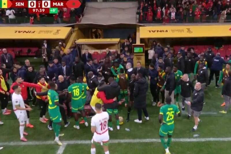 VHRefereeBol's tweet photo. La IFAB aprobó la circular 33, que sanciona las acciones de taparse la boca al confrontar a un adversario e incitar a abandonar el terreno de juego como protesta.
Estas medidas se aplicarán desde el Mundial de Norteamérica 2026 https://t.co/ZOkF6UjVJw